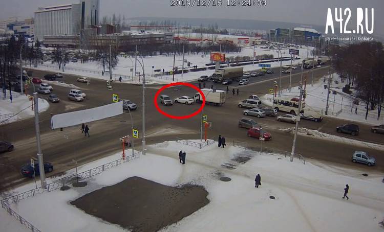 Машину развернуло: момент ДТП на кемеровском перекрёстке попал на видео