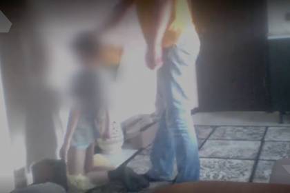 Появилось видео издевательств отчима над стоящим на гречке мальчиком