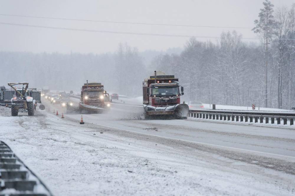 За выходные в Ленобласти дорожники очистили от снега 5 тыс. километров региональных трасс