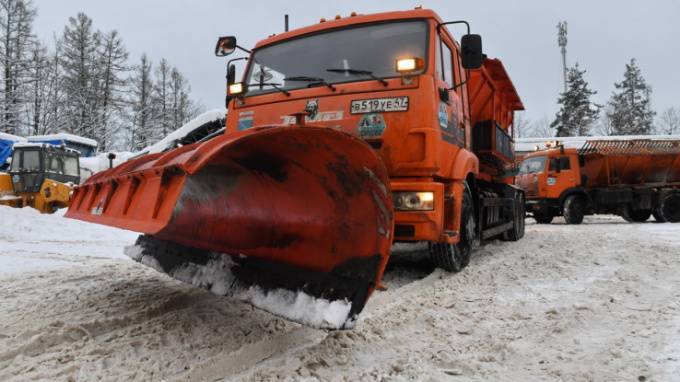 Более пяти тысяч дорог Ленобласти отчистили от снега за минувшие выходные