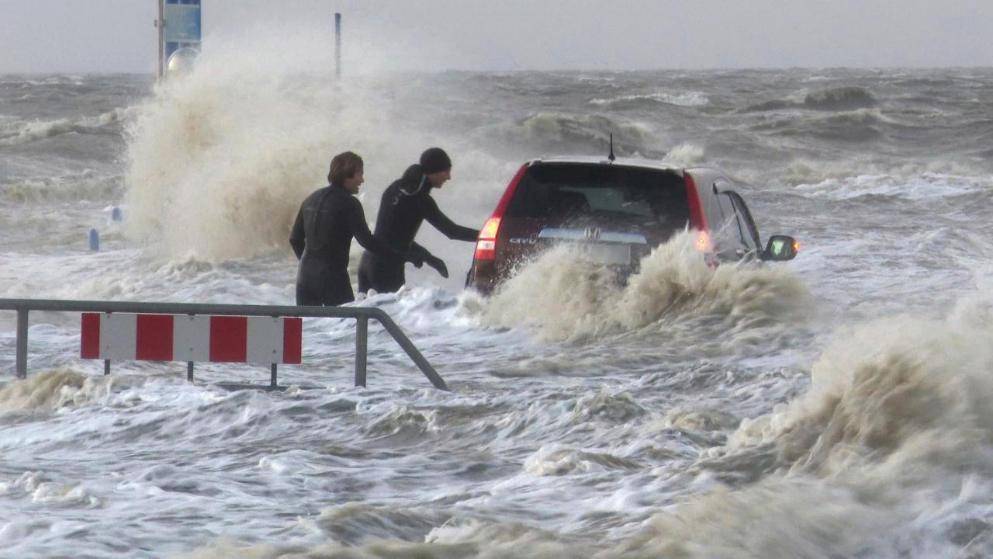 Гамбург под водой: первая штормовая волна достигла севера Германии
