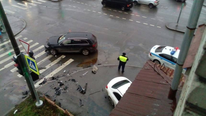 Подросток за рулем Mercedes попал в ДТП в Петербурге, двое пострадали
