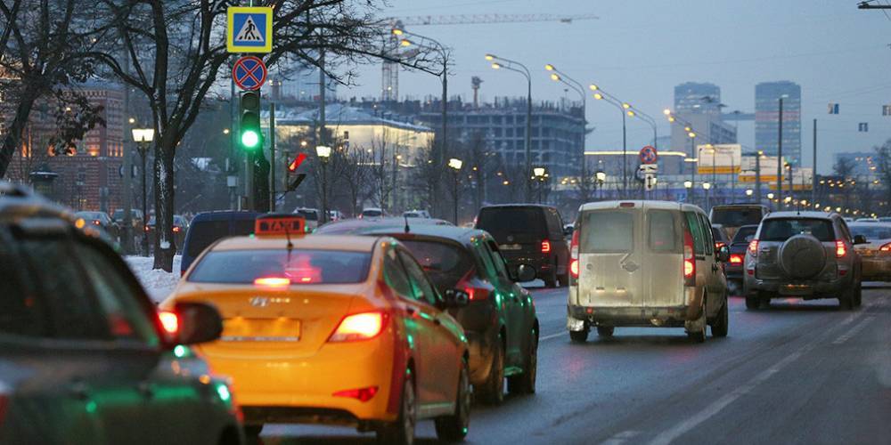 Власти предупредили об увлечении количества машин в Москве