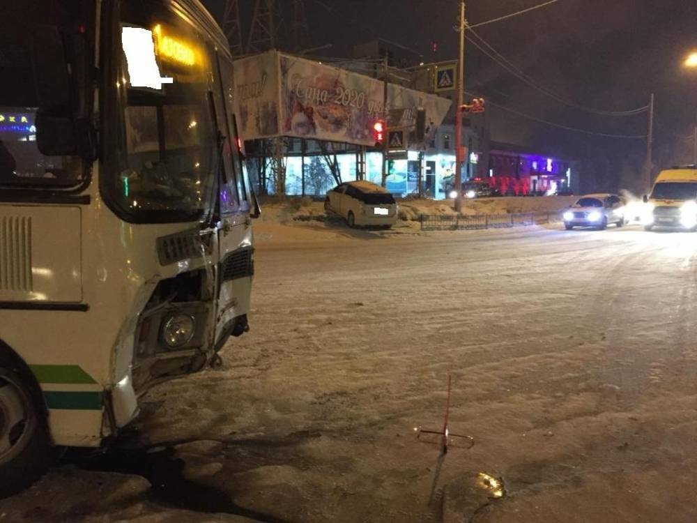 Автобус ПАЗ протаранил иномарку в Якутске, пострадал подросток