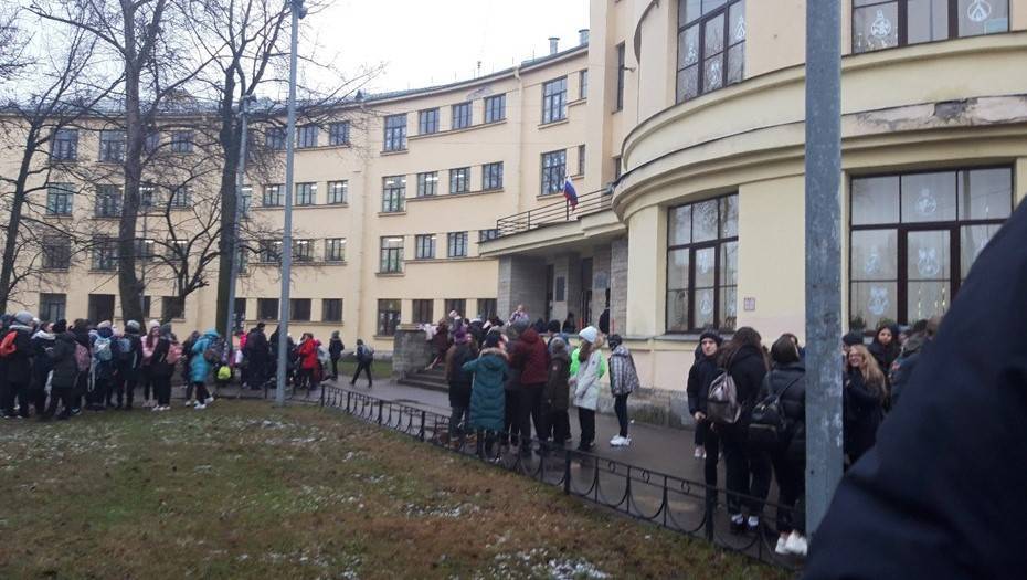 В Петербурге эвакуируют школы, гимназии и лицеи