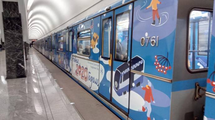 В метро Москвы запустили новогодние поезда