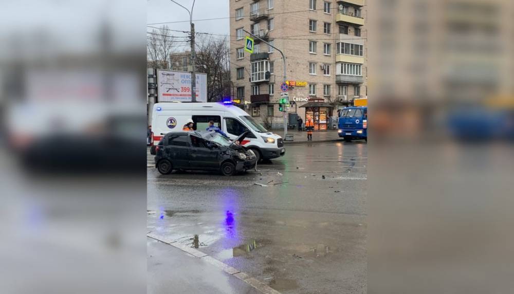 Таксист помял Daewoo Matiz и остановил движение трамваев в Московском районе Петербурга