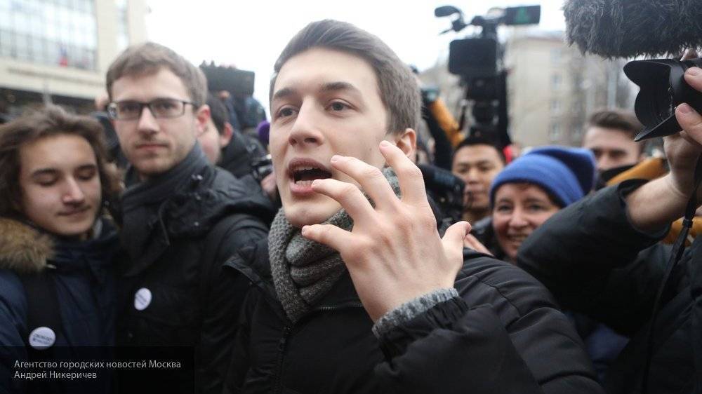 Юный экстремист Жуков на деньги родителей посещал зарубежные тренинги для «оппозиции»