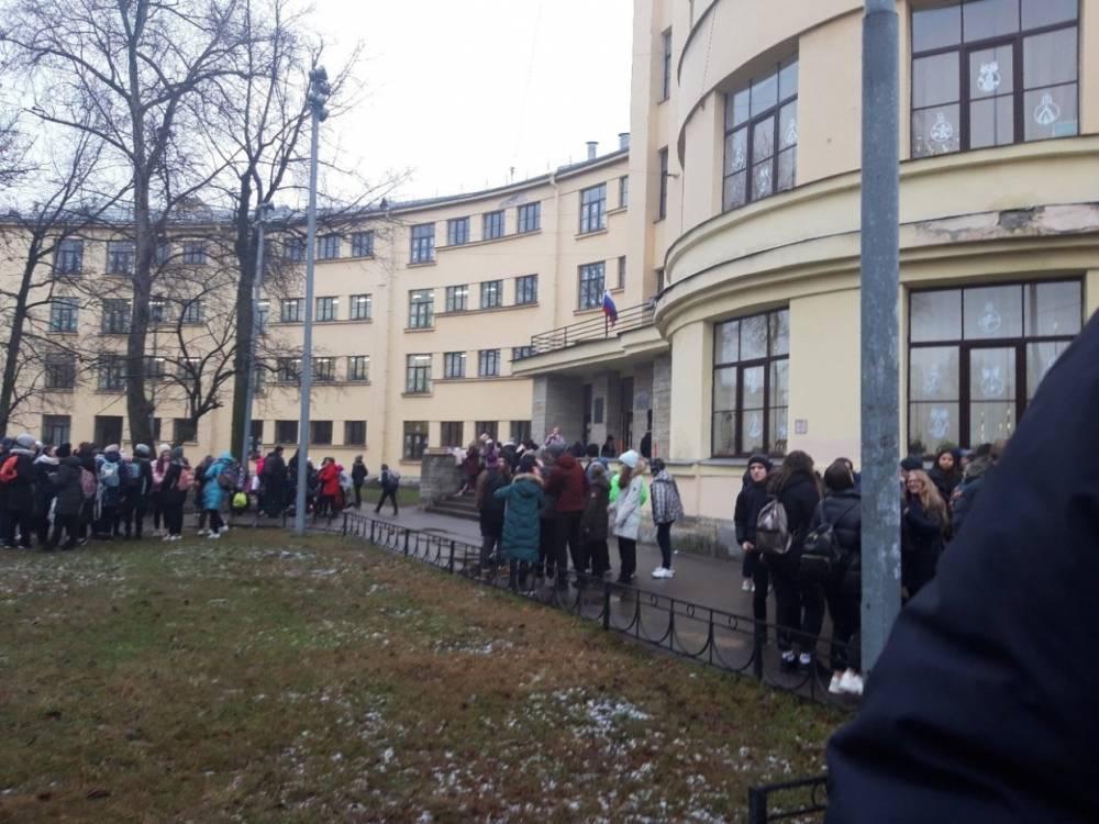 Вслед за судами в Петербурге эвакуировали восемь школ
