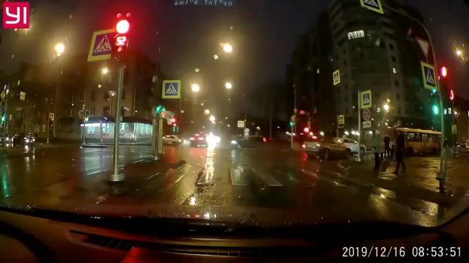 Видео: 16-летний подросток на Mercedes устроил ДТП на перекрестке Кима и Одоевского