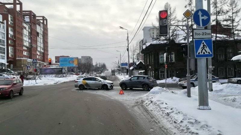 Трехмесячный младенец пострадал при ДТП такси и Nissan в Томске