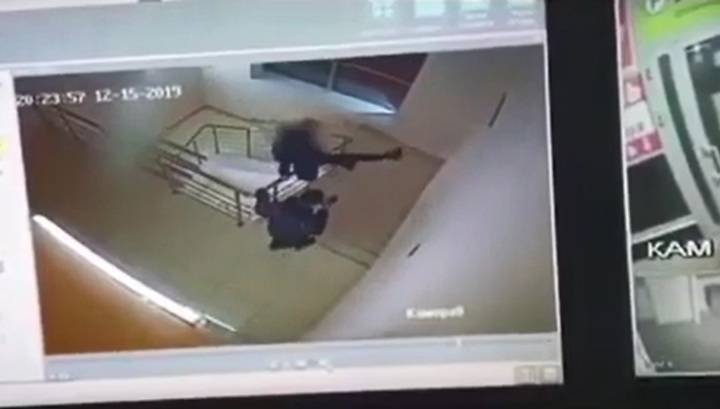 Подросток выжил, упав с четвертого этажа торгового центра в Йошкар-Оле. Видео