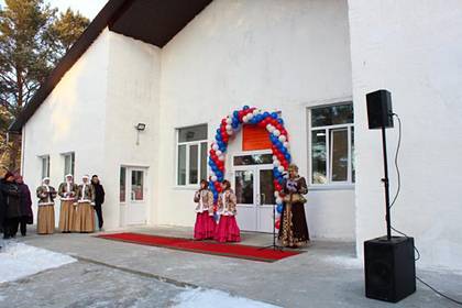 В российском селе отремонтировали крыльцо дома культуры