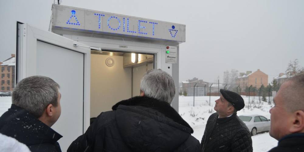 На окраине Новосибирска депутаты торжественно открыли общественный туалет