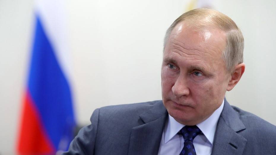 Путин отменил в России "банковский роуминг"