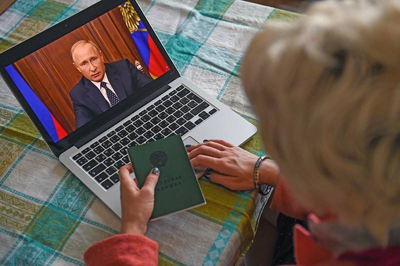Путин одобрил перевод трудовых книжек в электронный формат