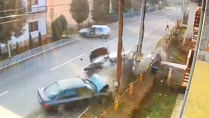 Везучий пешеход избежал участия в аварии на улице в Боснии. Видео