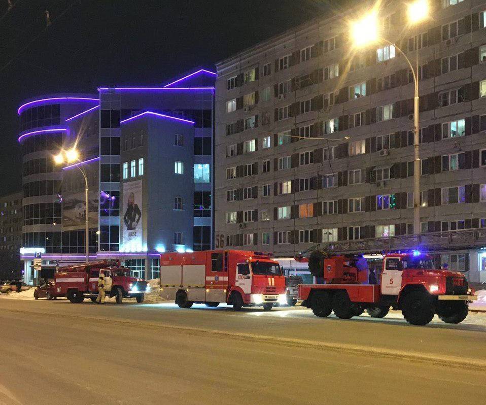 «Много пожарных машин»: очевидцы сообщили о ЧП в многоэтажке Кемерова