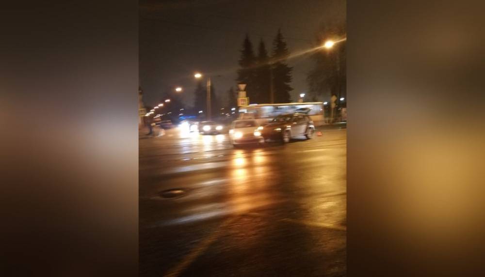 На Среднеохтинском авария заблокировала движение трамваев в обе стороны