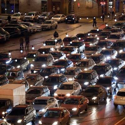 Число автомобильных поездок в Москве в преддверии Нового года увеличилось на 15%
