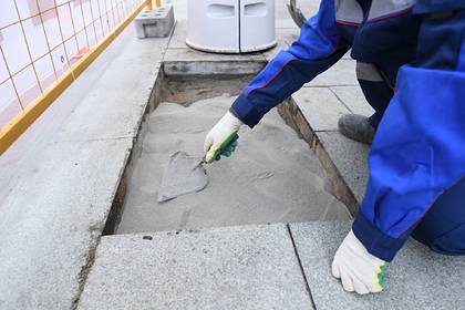 Рабочие в российском городе нарисовали «плитку»