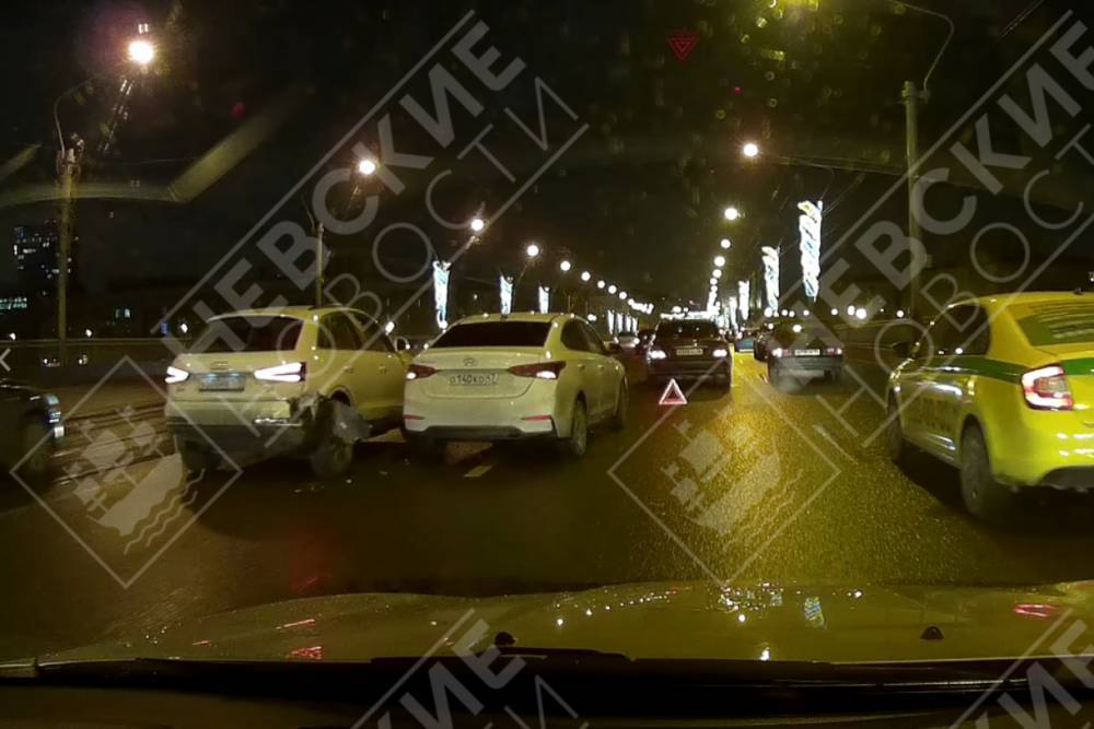 Тройное ДТП заблокировало мост Александра Невского