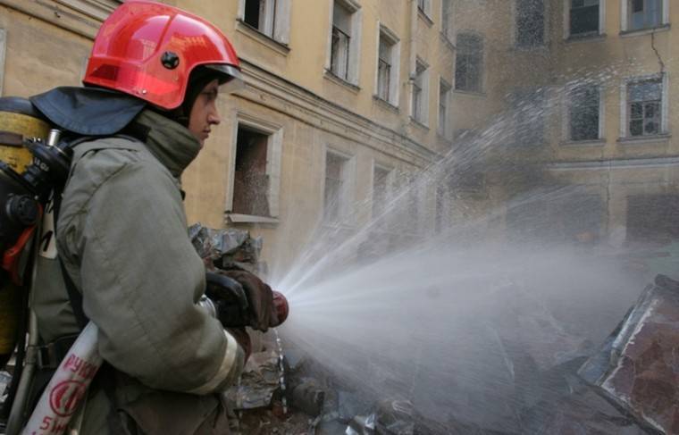 Потушен пожар на мебельном складе в Казани