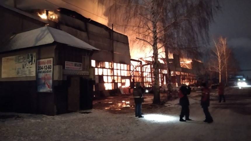 Пожар на складе в пять тысяч квадратных метров в Казани ликвидирован