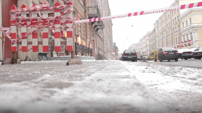 Уборку снега с крыш в Петербурге будут контролировать при помощи беспилотников