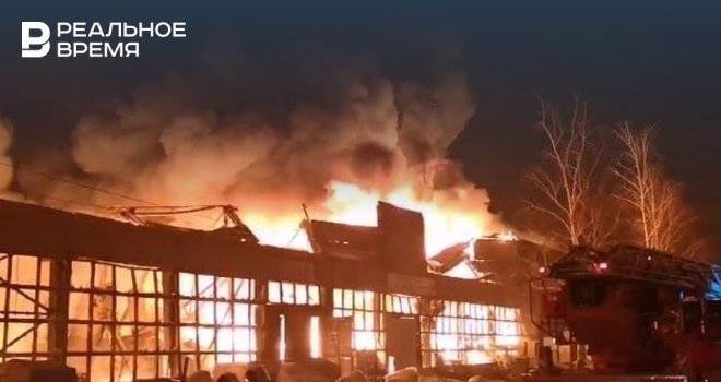 Видео: пожарные потушили огонь на складе и объяснили, в чем заключалась сложность три тушении