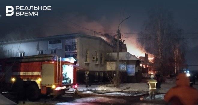 Фоторепортаж: как тушили горящий склад мебельной фабрики в Казани