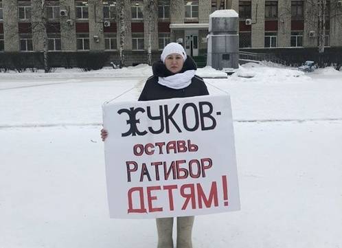 "Съехать до Нового года". Жители Советского в Югре выходят на пикеты в защиту спорткомплекса
