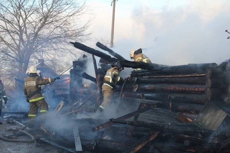 Частный жилой дом загорелся в Екатеринбурге