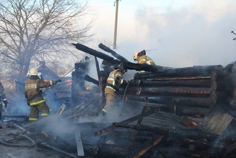 За сутки на пожарах в Псковской области один человек погиб и один получил ожоги