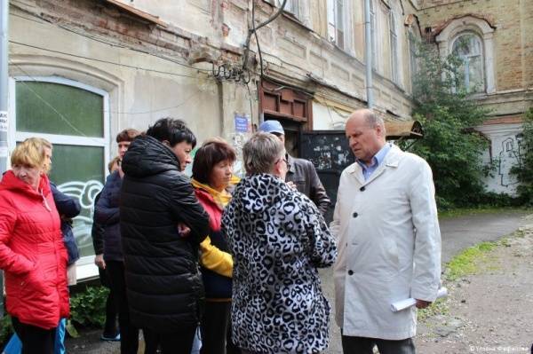 Жители российских мегаполисов все меньше доверяют своим соседям по дому - опрос