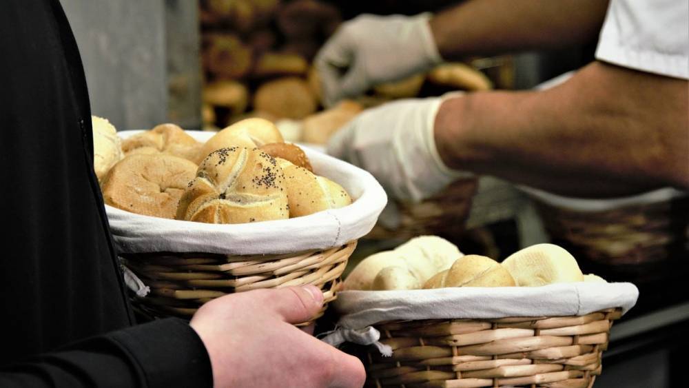 Житель Таджикистана вступился за продавщицу хлеба и избил Петербуржца