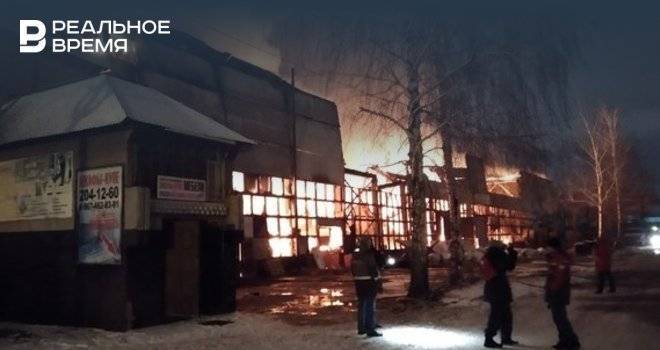 Прокуратура организовала проверку после пожара на складе в Казани