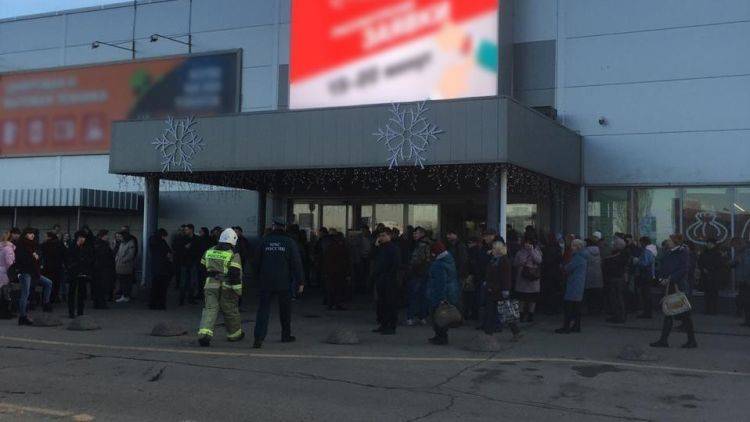 В Симферополе сотни человек эвакуированы из торгового центра