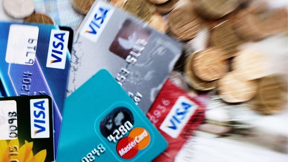 Объем выдачи кредитных карт сократился на треть после введения лимита на долговую нагрузку