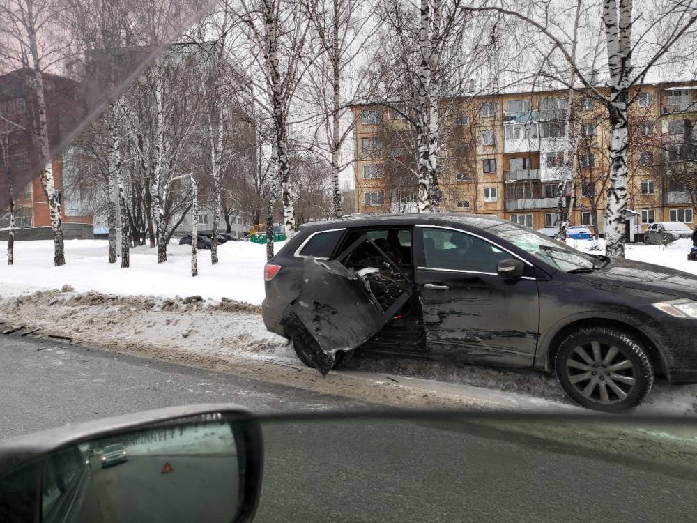 В Кемерове у попавшего в ДТП автомобиля оторвало дверь