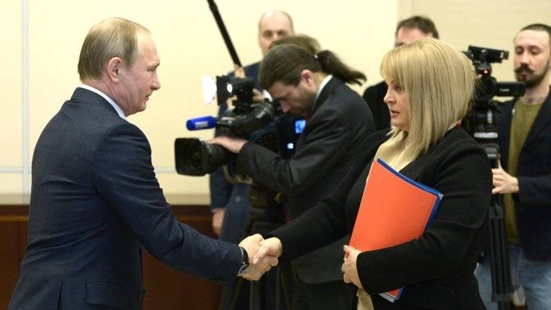 Памфилова на встрече с Путиным объяснила сокращение политических партий в России