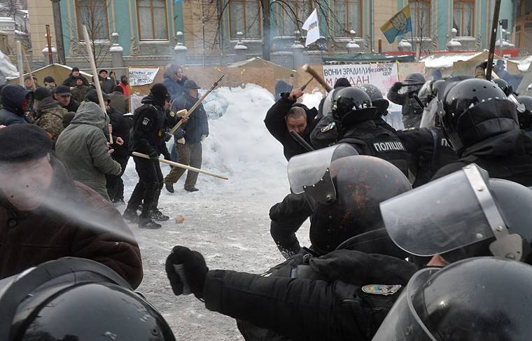 Украинский полицейский пострадал из-за распылённого под Радой газа