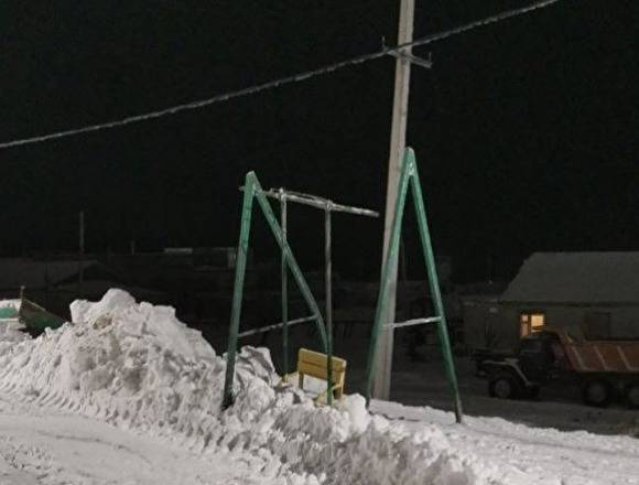 Главе Ямальского района жалуются, что при уборке снега в Сеяхе сломали единственные качели