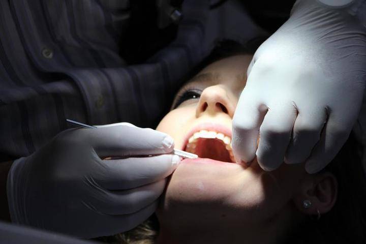 Стоматологи объяснили, о каких болезнях может «предупреждать» боль в зубах