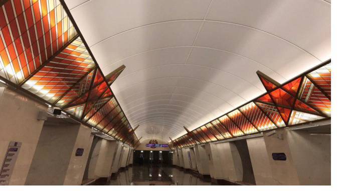 На станции метро "Проспект Славы" вместо витражей установили стёкла с плёнкой-самоклейкой
