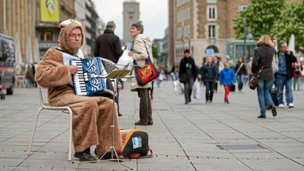 Бедность на пенсии: 79-летний Манфред вынужден играть на аккордеоне в костюме кролика