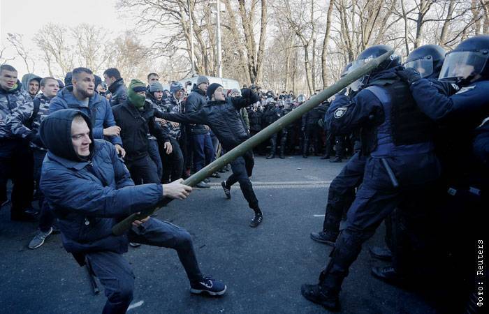 В Киеве двое полицейских госпитализированы после стычки у здания Рады