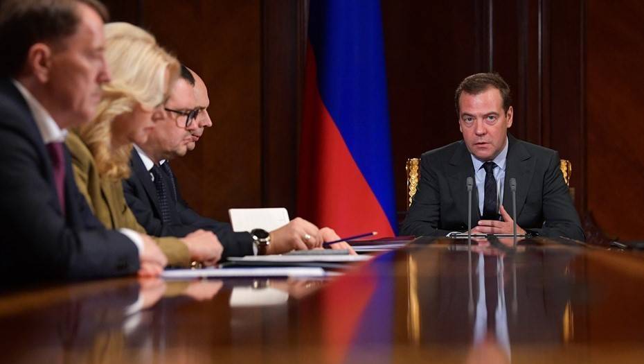 Медведев поручил за шесть лет решить проблему с жильем для сирот