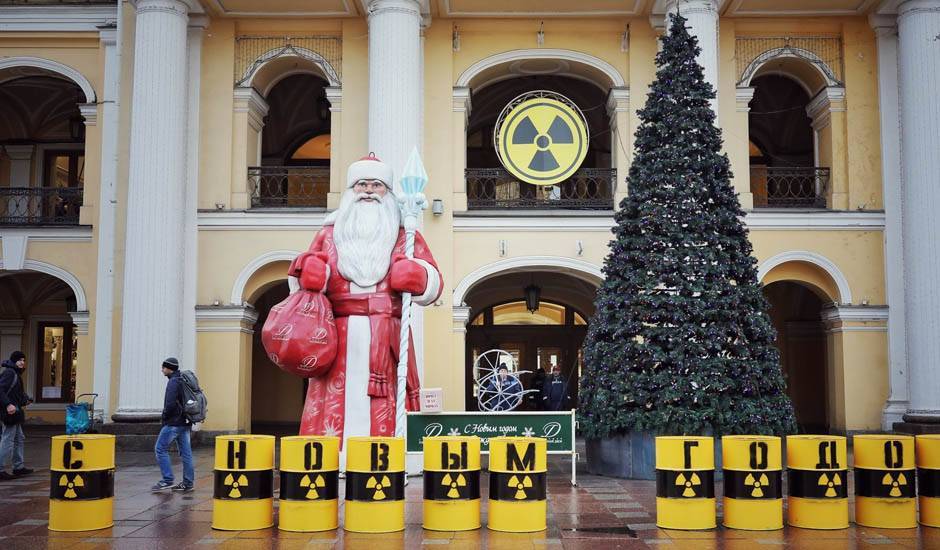 В Петербурге активисты «Гринпис» поздравили горожан с Новым годом «радиоактивным» бочками