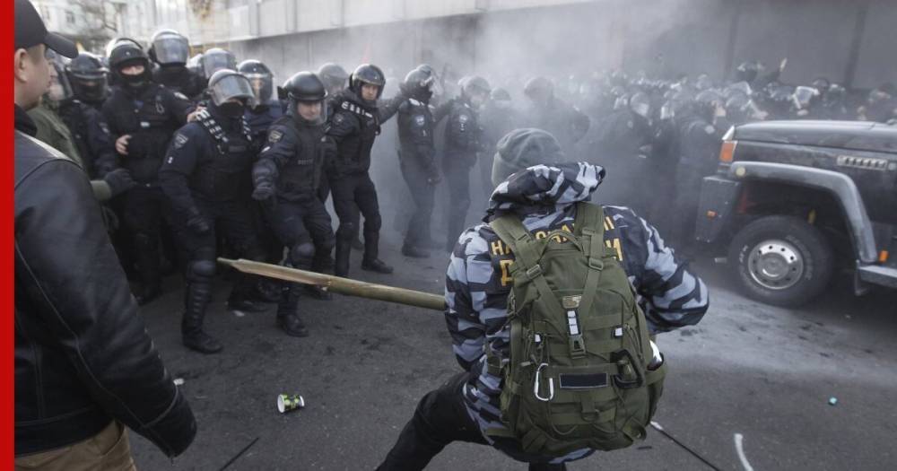Протестующие устроили стычки с силовиками у здания Рады в Киеве